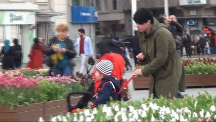 Taksim meydanında turistten çocuğuna ilginç önlem