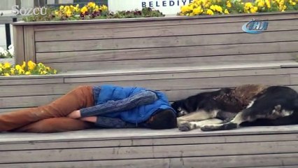 Download Video: Taksim Meydanı’nda duygulandıran görüntü