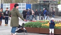 Taksim Meydanında Turist Anne, Çocuğunu Tasma Gibi İple Bağlayıp Gezdirdi