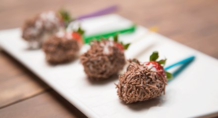 طريقة عمل مصاصات الفراولة المغطاة بالشوكولاته