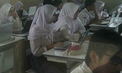 Tải video: Kurang Komputer Ujian, Sekolah Pinjam Laptop Siswa