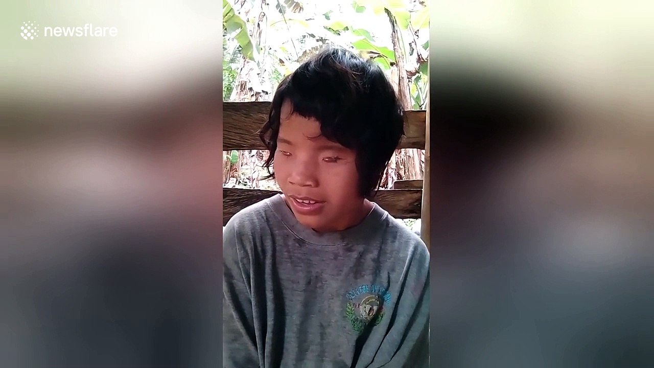 Blind teenager opens coconuts with her bare teeth