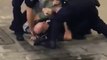 Un homme met un policier à terre pendant une altercation  en pleine rue