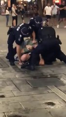 Un homme met un policier à terre pendant une altercation  en pleine rue