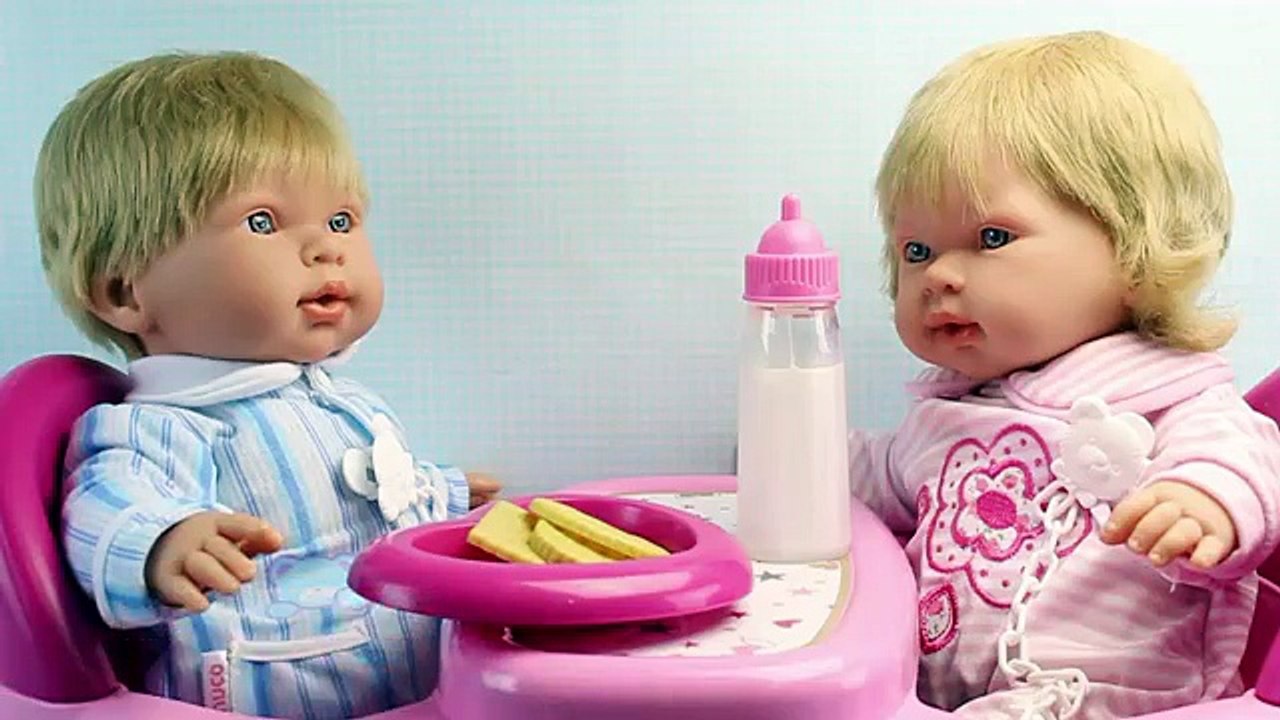 Trona para muñecos Bebés Gemelos | Bebés Hermanitos Traviesos comen papilla y juegan con el Balancín