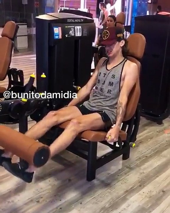 Quand un jeune homme tente de muscler ses cuisses...