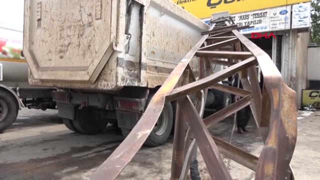 Şanlıurfa Siverek'te Elektrik Direği Kamyonun Üstüne Devrildi