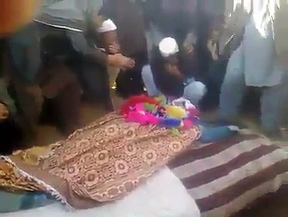 Jenazah Penghafal Qur'an Korban Serangan Syahid Bersalaman Dengan Ayahnya