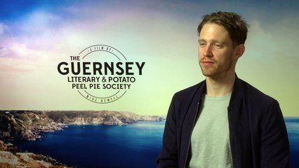 Michiel Huisman on filming with pigs