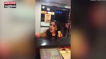 Ivre, une jeune femme insulte et crache sur l'employé d'un fast-food (vidéo)