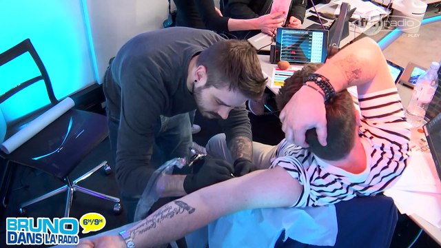 Bruno Guillon se fait tatouer un chat dessiné par Christina (10/04/2018) - Bruno dans la Radio
