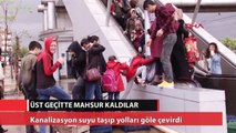 Yol göle dönünce üst geçitte mahsur kaldılar