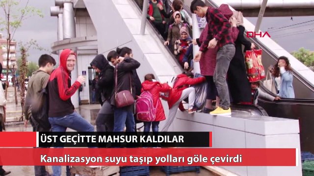 Yol göle dönünce üst geçitte mahsur kaldılar