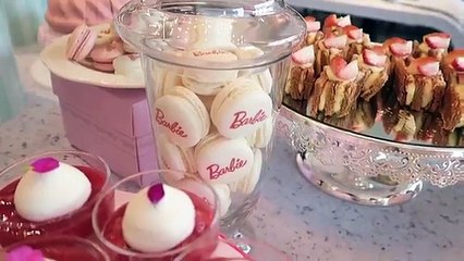 GOING TO BARBIE CAFE IN KOREA & OPENING A LOVE PACKAGE FROM LONDON!!!!