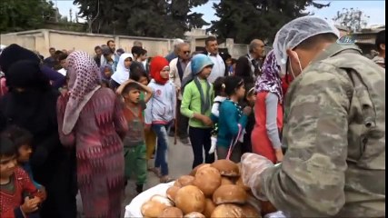Mehmetçik Afrin'de Ekmek Dağıtıyor