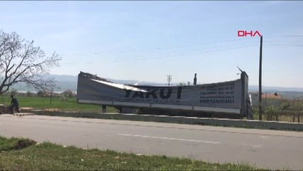 Tekirdağ Devrilen Tır'daki Otomobil ve Sağlık Malzemeleri Yola Saçıldı