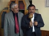 Repórter confunde microfone com um cogumelo gigante e faz entrevista bizarra... DE RIR!