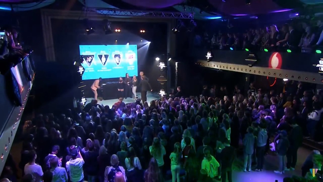 IT’S BEST NOT TO VOMIT IF YOU’RE GOING TO ACCEPT AN AWARD IN FRONT OF HUNDREDS OF PEOPLE