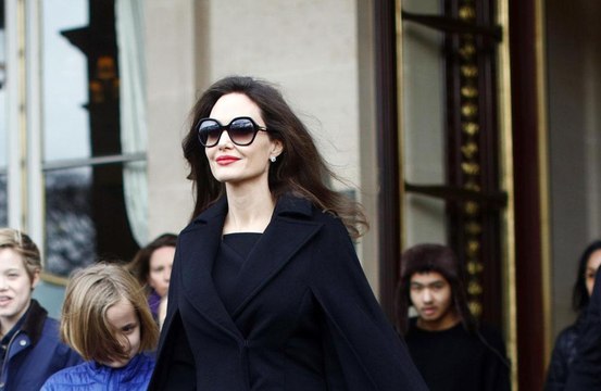 Angelina Jolie alaba a Isabel II por su labor en la conservación de bosques