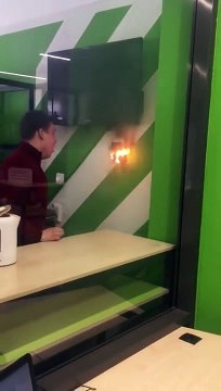 Russie : Un jeune homme souffle sur des flammes et arrive à éteindre le feu !