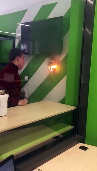 Russie : Un jeune homme souffle sur des flammes et arrive à éteindre le feu !