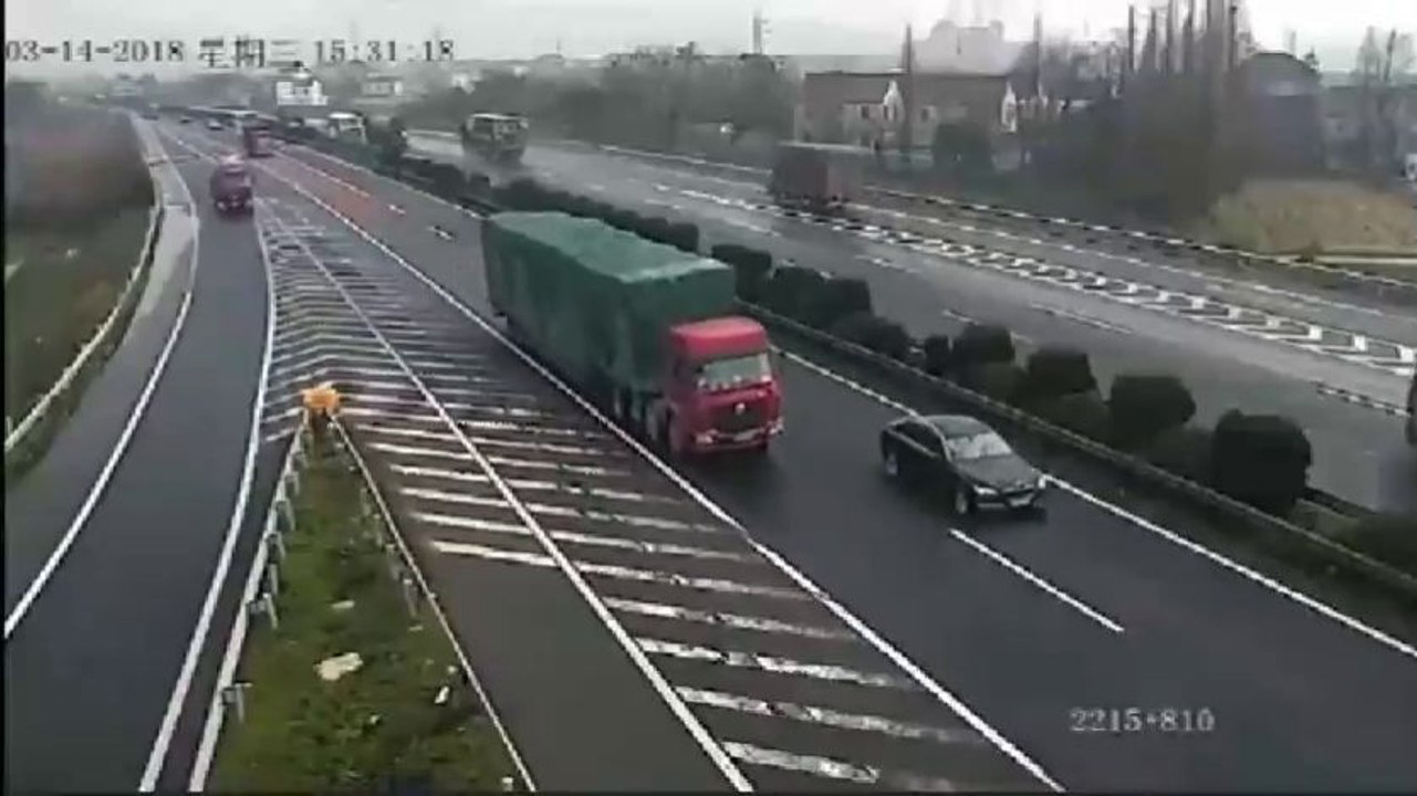 Une voiture rate sa sortie et provoque un double accident (Chine)