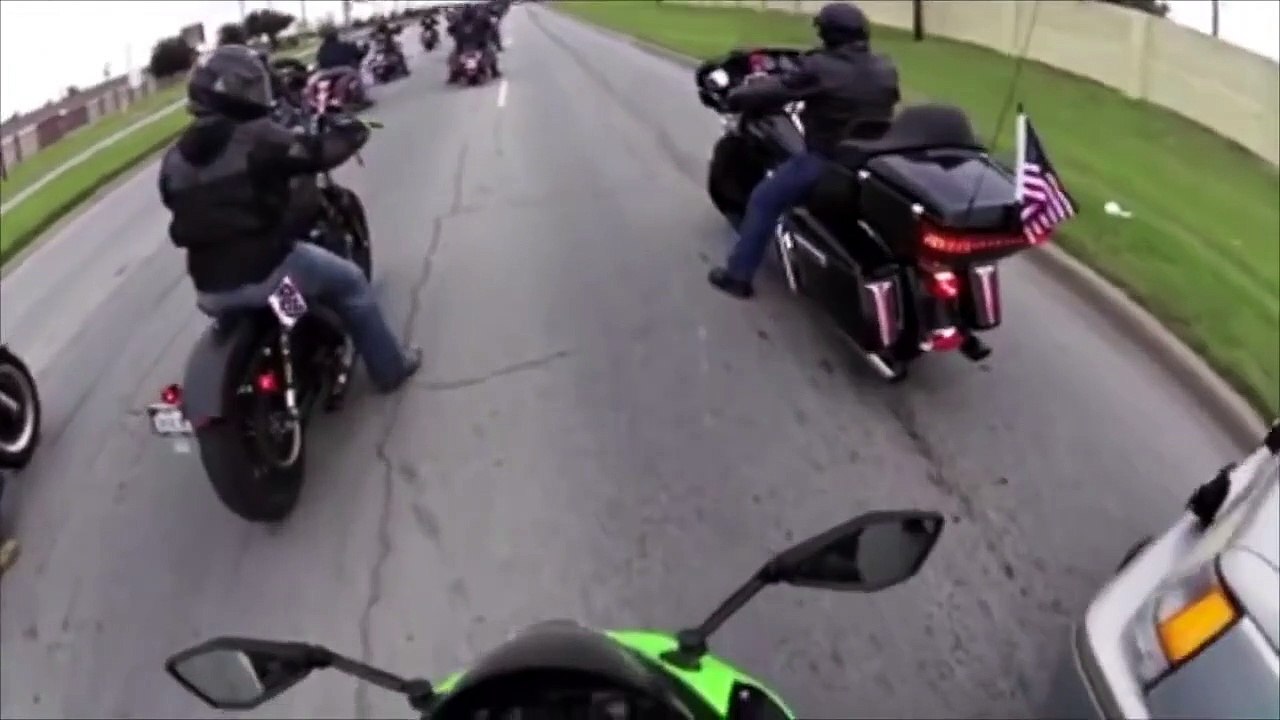 Quand un fou en voiture force le passage face à un convoi de motards mais la police n'est pas loin... Bad Karma