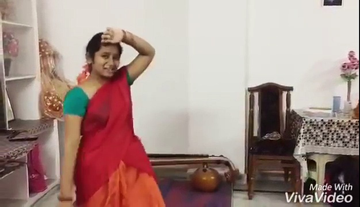 பொண்ணுங்க தனியா இருந்தால் இப்படித்தான் ஆட்டம் போடுவாங்களோ? வீடியோ