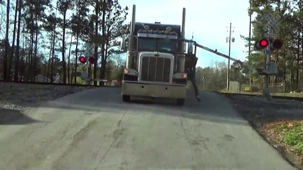 Effrayant : un camion bloqué sur un passage à niveau est percuté par un train