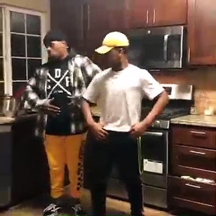 Deux mecs qui dansent très bien sur la musique de la console Wii !