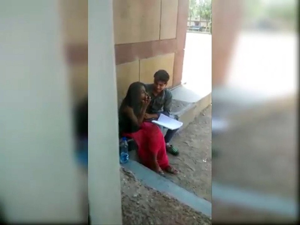 ரோட்டோரத்தில் இருந்து இவர்கள் செய்யும் லீலைகளைப் பாருங்கள்! அதிர்ச்சி வீடியோ