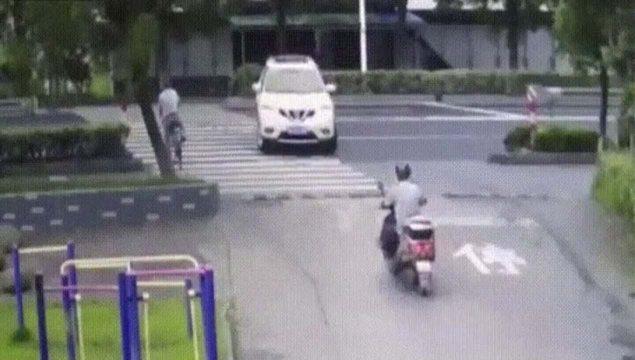 Ce cycliste va avoir beaucoup de chance sur ce passage piéton. Incroyable