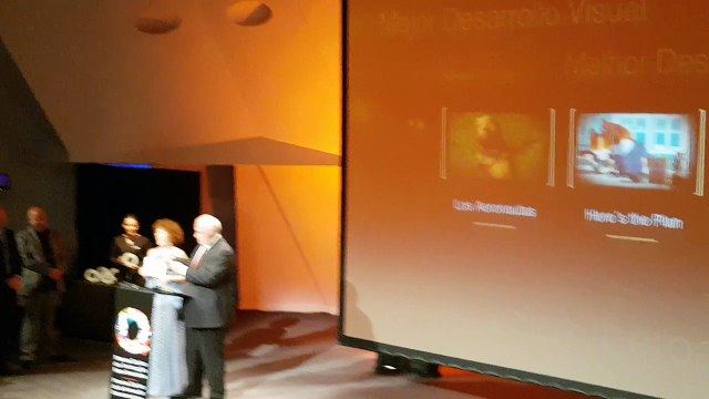 Vídeo Premios Quirino entrega premio mejor diseño visual para Here’s the Plan , de Fernanda Frick (Chile).