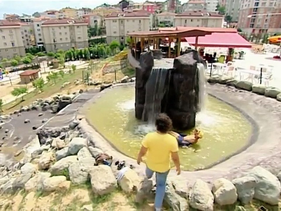 Dublaj Sesli İsmet ile Bordoceket İlhan Belediyenin Süs Havuzuna Giriyor