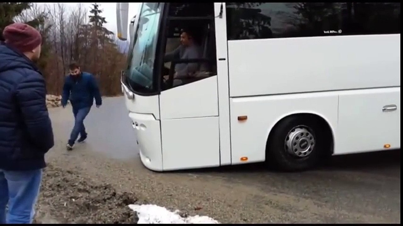 ben hallederim diye direksiyon başına geçip otobüsü uçuruma götürmek