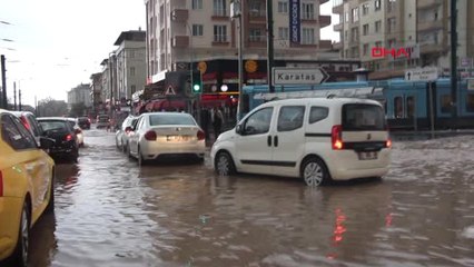 Gaziantep-Yol Göle Dönünce Üst Geçitte Mahsur Kaldılar