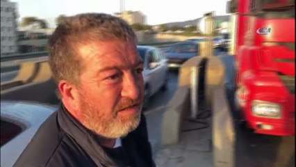 Bonzai kullandığı iddia edilen tır sürücü direksiyonda sızdı...Önce otomobile sonra gişe duvarına çarptı