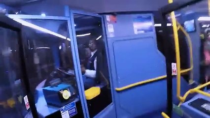 Un motard piégé par un chauffeur de bus (Road rage)
