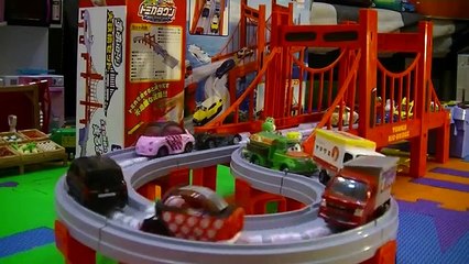coche de juguete Tomica and the Tomica Big Bridge Set