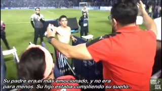 Padre llora de emoción al ver a su hijo debutar como Profesional | Fútbol Social