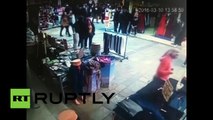 Un turco agrede brutalmente a un niño sirio en pleno mercado