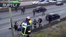 Bomberos bloquean carreteras con sus cuerpos en Francia