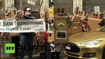 Un ejército de 'robots' marcha en Suiza para exigir el salario básico gratuito