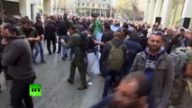Agricultores griegos intentan asaltar el Ministerio de Agricultura en Atenas
