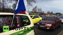 Centenares de taxistas bloquean Praga para protestar contra Uber