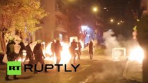 Anarquistas griegos contra Policía antidisturbios en Atenas