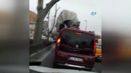 Aşırı yüklü kamyonet kazaya davetiye çıkardı