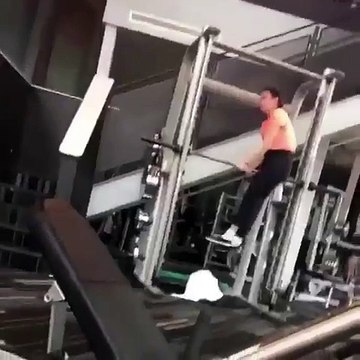 Elle tourne étrangement sur cette barre à la salle de sport