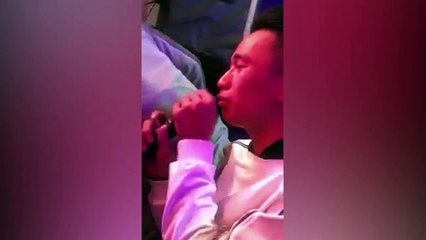 Thanh niên thất tình khóc "xối xả" cùng bạn trong lúc hát karaoke