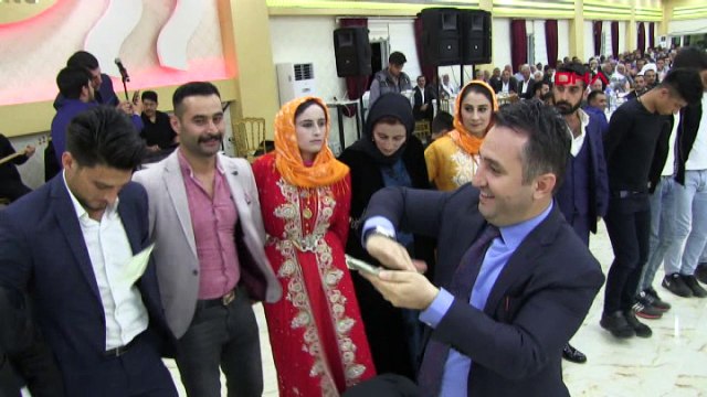 Aşiret düğününde dolar yağmuru